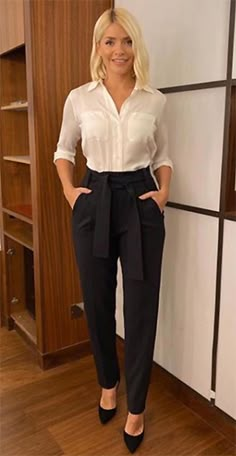 Aesthetic Lawyer, High Waisted Black Trousers, Trousers Women Outfit, Black Trousers Women, Lawyer Fashion, Holly Willoughby, Chic Aesthetic, Pants Women Fashion, Girl Needs