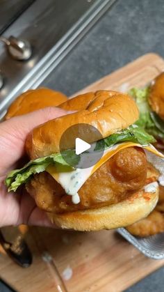 Fish Burger Recipe, Cod Fillet Recipes, Deep Fried Pickles, Fish Burger, Fish Dinner Recipes, Fried Pickles, Tartar Sauce, Cod Fish, Burger Sauce