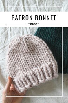 a knitted hat is shown with the text patron bonnet tricot on it