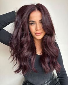 Cherry Coke, el color de cabello que te quitará años | Es la Moda Bordeaux Hair Color, Black Plum Hair, Hot Purple Hair, Plum Hair Colour, Hair Ideas Dyed, Burgundy Purple Hair, Plum Black Hair, Plum Purple Hair