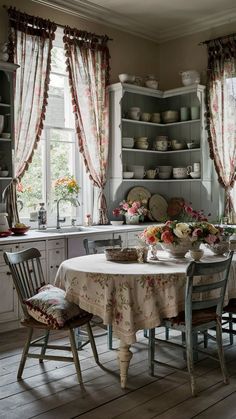 Floral patter French Inspired Kitchen Decor Vintage Home Decor Ideas French Country Cottage Kitchens, French Country Eat In Kitchen, Rustic French Country Dining Room, French Country Interior Design Style, French Cottage Kitchens Inspiration, Kitchen Design French, French Style Kitchen Ideas, French Eclectic Decor, French Country Interior Design