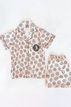 Our luxuriously soft flower pattern pajamas are perfect for weddings, bridal parties, holidays, getaways, bachelorette weekends, vacations, or just lounging at home. Features a button front shirt and elastic waist bottoms. We can print names, monograms, initials, titles, or logos in a variety of font choices. All text is printed on the front pocket. Pajamas can be purchased without text by selecting "No personalization" from the font selection menu. Please allow 4 weeks for production of pajamas Pajamas Green, Pattern Pajamas, Robes Satin, Wedding Tropical, Wedding Robes, Bridal Party Robes, Wedding Robe, Bachelorette Weekend, Bridesmaid Robes