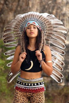 Turkey Feather Headdress, indian style headpiece, native american inspired chief warbonnet The headdress has 40 sets of feathers. Every set has 1 turkey feather. Hat circumference 59 cm approx, 23,2 inches approx Band: The geometric patterns of the decorative band made with beads on the front of the headdress may have some variations depending on what we have in stock at the time of the production of the headdress.Either way, the final decorative effect will be the same Leather cream and brown M Native Beauty, American Indian Girl, Feather Headpiece, Native American Pictures, Indian Headdress, Feather Headdress, Native American Peoples, Dress Photo, Turkey Feathers