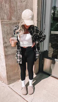 Save this pin for outfit inspo 📌 Lazy Fall Outfits, Minimalist Ootd, Mom Outfits Fall, Trendy Mom Outfits, Outfit Minimalist, Birkenstock Outfit, Cozy Fall Outfits, Cute Lazy Day Outfits