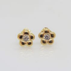 Vintage 14K Solid Yellow Gold White Topaz Flower Stud Earrings....Marked 14K...Total of weights 0.7gr...Measure 7.2MM...These are in very good condition. Anniversary Yellow Gold Earrings With Flower Charm, Yellow Gold Flower Earrings, Anniversary Yellow Gold Hallmarked Flower Earrings, 14k Yellow Gold Flower Earrings, Nickel-free Yellow Gold Flower Earrings, Vintage Yellow Gold Flower Shaped Earrings, Vintage Yellow Gold Flower Earrings, White 14k Gold Flower-shaped Earrings, Yellow Gold Flower-shaped Diamond Earrings