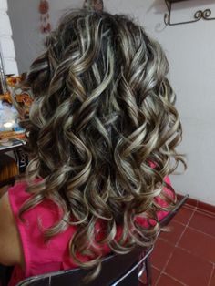 Ondas... me encantan las ondas y en un cabello con mechas siempre lucen excelente!!!. Curled Highlighted Hair, Best Home Hair Dye, Pelo Color Borgoña, How To Dye Hair At Home, Gray Hair Highlights, Hair Vitamins, Grey Hair Color, Silky Hair