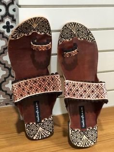 Brown embossed and Beaded Boho Style Kolhapuri Chappals/Sandals for Women, Shoes for Women, Women Flats, Slip Ons, Indian Ethnic flop flip, Royal shoes, traditional style Women, Wedding Shoes, Bridal ShoesAn enticing and comfortable pair of Indian slippers. Must have in your shoe collection. Contemporary sandals which will compliment every kind of outfit.PERFECT FOR ANY OCCASION AND ANY OUTFIT!!SOLE SIZE:•US 6-------Size 36---------23.5 cms (Foot Size)•US 7--------Size 37---------23.9 cms (Foot Indian Slippers, Kolhapuri Chappals, Indian Shoes, Women Slides, Women Flats, Slippers Women, Toe Ring, Cute Sandals, Leather Shoes Woman