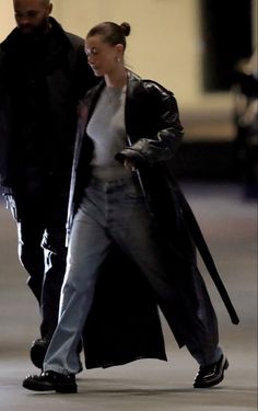 Hailey Bieber Black Jeans, Hailey Bieber Coat Outfit, Hailey Bieber All Black Outfit, Hailey Bieber Winter Outfits 2023, Hailey Bieber New York Style, Hailey Bieber Jacket, Hailey Bieber Autumn, Hailey Bieber Street Style Winter, Hailey Bieber Winter Style