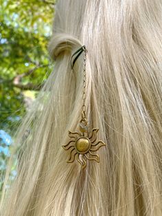 A swirling celestial sun charm dangles from a brass chain. On top of the celestial sun pendant, a labradorite bead hangs. The whole piece cascades down from a snap hair clip.  This celestial dangle hair clip is designed to be a lightweight, whimsigoth accessory for you to adorn your hair with. Whether you're going for a witchy celestial vibe, alternative whimsigoth, or academia, this magical dangle clip is the perfect accessory for your hair this fall. The snap clip works with many hair types and styles, clipping the piece securely in your hair. The 100% brass chain brings in natural metal elements to add an earthy feel to this otherworldly clip. Labradorite beads are selected at random. Some may have more or less of the iridescent blue hue. Some stones may have a more blue, green, or brow Witchy Hair Accessories, Sun Hair Clip, Hair Trinkets, Modern Rapunzel, Celestial Fairy, Moon Hair Clip, Witchy Accessories, Witchy Hair, Sea Hair