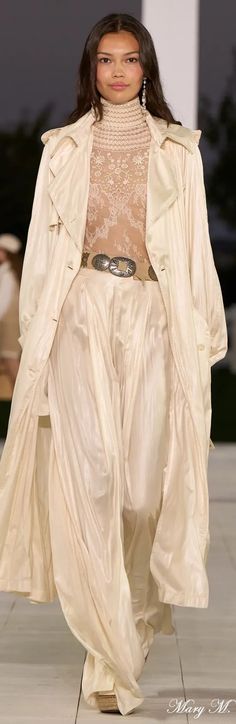 #RalphLauren #Spring2025RTW #Fashionrunway Ralph Lauren Love, Ralph Lauren Looks, Fashion 2025, Estilo Olivia Palermo, Outfit Inspo Spring, Designer Ralph Lauren, Spring 2025, Layering Outfits