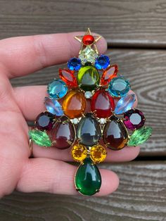 Beautiful pin! Please see my other listings as I am happy to combine shipping! Thanks! Christmas Brooch, House Cleaning, House Cleaning Tips, Favorite Pins, Jewelry Creation, Cleaning Tips, Pin Brooch, Brooch Pin, Brooches