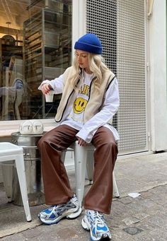 Colorful Beanie Outfit, R B Outfit, Leather Pants Outfit Fall, Brown Leather Pants Outfit, Skirt Street Style, Like Aesthetic, Brown Leather Pants, Top Aesthetic, Pants Outfit Fall