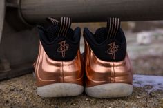 The raffle for the Nike Air Foamposite One "Metallic Copper" just opened up on pufferreds.com rules at the top! A cross between b-ball greatness and legendary off-court style, this icon retains the liquid look of the Foamposite upper. The signature "1 Cent" logo and low-profile cushioning let others know it's game time. What does it mean to you? Check in @pufferreds for more. #pufferreds #raffle