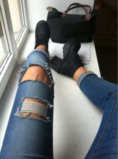 Jeans Girl, Bag Jeans, Boating Outfit, Combat Boot, Looks Style, Look Cool, How To Feel Beautiful, Wearing Black, Ripped Jeans