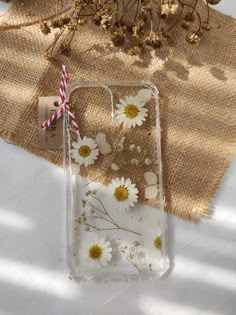 #resinphonecase #alphabetkeychain #resinart #aestheticgift #pressedflower #resin #daisy Resin Mobile Case, I Phone Cover Aesthetic, Resin Phone Case Ideas, Daisy Iphone Case