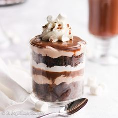 Pillowy cubes of chocolate cake, delicious hot chocolate cream filling, heavenly homemade marshmallow fluff, and rich chocolate fudge sauce all layered together in one impressive trifle! Nye Desserts, Chocolate Cream Filling, Homemade Marshmallow Fluff, Biscoff Cake, Chocolate Fudge Sauce, Homemade Marshmallow, Plain Cookies, Cake Delicious, Creamy Pudding