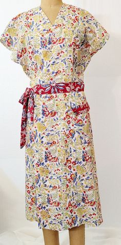 Nous vous présentons une captivante robe portefeuille vintage des années 40, soigneusement repensée pour l'ère moderne à l'aide de coton indien imprimé à la main. Cette robe fusionne harmonieusement la nostalgie du passé avec un style contemporain, pour une pièce vraiment intemporelle et unique. L'imprimé floral traditionnel, orné de grappes de fleurs bleues, jaunes, vertes et rouges, ajoute une touche fantaisiste. Le corsage avec surplis présente une encolure haute en V, tandis que les pinces p Summer Wrap Dress, Floral Block Print, Summer Wraps, Day Dress, Dress Vintage, Pattern Blocks, Dress Clothes For Women, Day Dresses, Block Print