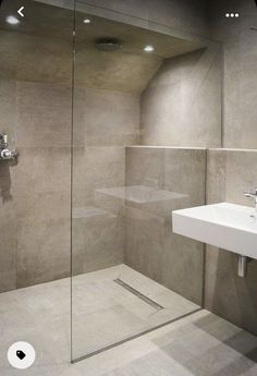 Design Interior Baie, Shower Renovation, Small Bathroom With Shower, Walk In Shower Enclosures, Shower Screens, Shower Enclosures, Decor Baie, Modern Shower, Shower Screen