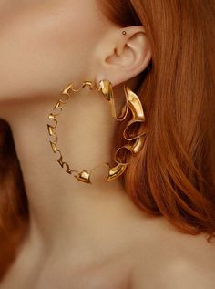 Flower Hoop Earrings, Oversized Earrings, Jewelry Photoshoot, Summer Earrings, Golden Earrings, Earrings Inspiration, Winter Flowers, Classy Jewelry, Jewelry Lookbook