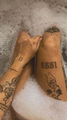 Birth Year Tattoo Ideas, Year Tattoo Ideas, Tattoo Bein Frau, Birth Year Tattoo, Year Tattoo, Full Body Tattoo, Leg Tattoos Women, Incredible Tattoos, Knee Tattoo