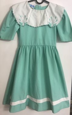 "Vintage dress/cannot read the tag I will leave that up to you!/true vintage / Pit to pit 14 1/2\"/waist 12\"/sleeve length 4 1/2\"/length (shoulder to bottom) 31\" w/a 1 1/2\" hem available/Appliqué collar yoke / no issues/smoke free environment(102)" Vintage Kids Clothes Girls, 1970s Kids Clothes, Hipster Girl, Vintage Dress With Lace Trim And Doll Collar, Vintage Baby Clothes 90s, Vintage Childrens Clothing, 80s Girl, Vintage Girls Dresses, Hipster Girls