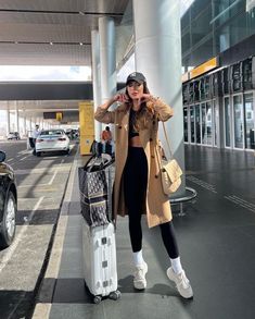 33ceb07bf4eeb3da587e268d663aba1adesc54521476ri Eurotrip Outfits, Airport Outfit Winter, Madrid Outfits, Look Working Girl, Flight Outfit, Outfits Paris, Airplane Outfits, Outfits New York, Ny Outfits