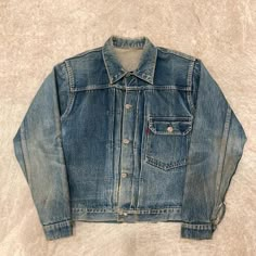 𝐨𝐠𝐚𝐡𝐢𝐫𝐨 on Instagram: ". ［ 40's Levi's 506xx 1947model ］ 　鬼ヒゲ＆針バックル。 　激安で譲っていただきました🙇‍♂️ ■ 506xx 戦前〜1952年製 ■ 1947モデル ディテール ①リベット刻印 中央寄り ＣＯとCo混在 ②針バックル（ヤスリ状） ③針バックル ANCHOR or SOLIDE ④無刻印のリベットが使用されていることがある。 ※大戦モデルのリベット（鉄製）ではない。 47年頃までリベットの取り付け向きが適当だったので、刻印の有り無しが発生しているだけ。 ■ SIZE : 38~40位 ◯実寸 肩幅44 身幅52 袖丈58 着丈55 ■ 506xx 種類 ・戦前（1937）モデル ・大戦（1944）モデル ・大戦直後（1946）モデル ・戦後（1947）モデル ・最終（1950）モデル ■ 記録用 182,000＋tax" Mens Minimalist Fashion, Loewe Denim, Werewolf The Apocalypse, Cool Tops, Minimalist Fashion Men, Denim Inspiration, Denim Shirts, Wardrobe Pieces, Denim Blouse