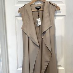 Express Sleeveless Wrap Trench Coat Tan Size L Elegant Outerwear Vest For Layering, Elegant Vest For Summer, Elegant Spring Vest Outerwear, Elegant Sleeveless Spring Outerwear, Sleeveless Fall Workwear Outerwear, Sleeveless Outerwear For Fall Workwear, Fitted Sleeveless Outerwear For Spring, Sleeveless Summer Vest, Spring Layering Vest Outerwear