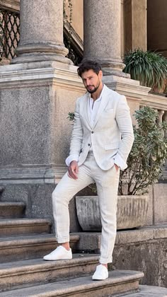 Men’s White Suit, Men’s Suits For Wedding, Kamil Nizinski, Mens White Linen Suit, All White Mens Outfit, Casual Wedding Suit, White Engagement Dresses, Khakis Outfit