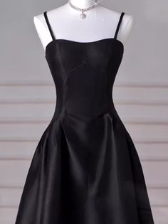 Prom Dress Inspo, Preppy Dresses, Mom Wedding, Black Prom Dress, Black Prom, Pretty Prom Dresses, Note Box, Satin Color, Dress Backs