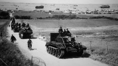 Un tanque Cromwell lidera una columna del ejército británico. Cromwell Tank, Us Army Rangers, Landing Craft, Gold Beach, Army Rangers, British Army