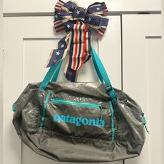 30l Patagonia Light Black Hole Duffel. This Is A Rare Find As This Version/Color Scheme Is Discontinued. Patagonia Bags, Lightweight Bag, Patagonia Womens, Black Hole, Patagonia, Green And Grey, Color Schemes, Bag Lady, Grey