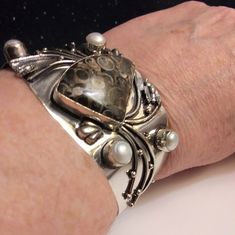 This Stunning 925 Sterling Silver Turritella Agate Cuff Bracelet Is Amazing. Can Fit Men Or Women. 925 Sterling Silver Stamped. 6.5 Inches N Length 50 Carats Of Turritella Agate. 4 Carats Of Pearls Stones. Turritella Agate Is A Spiritual Crystal, Deeply Connected To The Earth And Home, To One's Personal Roots And Ancestry, Even The Events Of One's Past. It Is A Survival Stone, One Of Strength And Protection. Ancient Life Held Within Its Form Lends The Power Of Wisdom And Healing. This Will Be A Antler Bracelet, Spiritual Crystals, Silver Jewelry Fashion, Brown Silver, Hippie Jewelry, Cuff Bracelet, Cuff Bracelets, Jewelry Inspiration, Agate