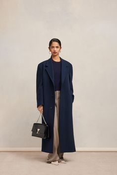 Blue Overcoat Outfit Women, Navy Blue Wool Coat, Navy Coat Outfits For Women, Blue Long Coat Outfit, Navy Coat Street Style, Blue Coat Outfits For Women, Navy And Black Outfit, Navy Trench Coat Outfit, Blue Jacket Outfits