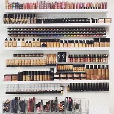 But who really need all that foundation but still goals Make Up Diy, Koleksi Makeup, Penyimpanan Makeup, Make Up Tutorials, Makeup Organization Vanity, Make Up Tools, Natural Eyeshadow, Smink Inspiration