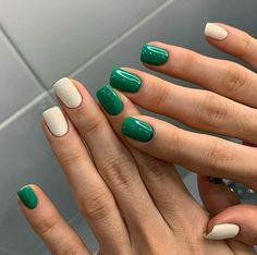 Current Nail Colors, Gel Nail Manicure Designs, Two Colored Nails, Different Color Nails On Each Hand, Nail Minimal, Wow Nails, Hello Nails, Minimal Nails, Casual Nails