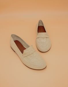 Discover the ultimate in summer comfort with our handmade natural raffia men's loafers. These lightweight and breathable slip-on shoes are crafted from eco-friendly natural fibers, perfect for any casual occasion. 🌿 Natural Raffia Material: Made from sustainable raffia, these loafers are stylish and environmentally friendly. 🌞 Breathable Design: The woven construction ensures your feet stay cool and comfortable during hot summer days. 👞 Versatile Style: Perfect for beach trips, casual outings Raffia Shoes, Shoes Oxford, Mens Loafers, Summer Footwear, Shoe Gallery, Minimalist Shoes, Oxford Shoes Men, Men's Loafers, Woven Design