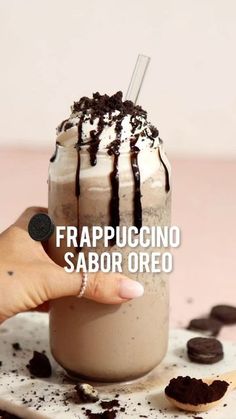 a person holding a chocolate milkshake with the words frapuccino sabor oreo on it