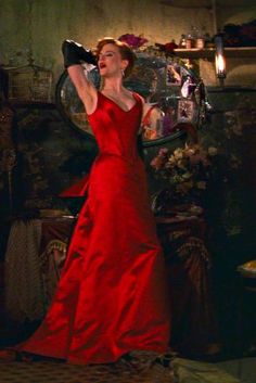 Figurino do filme "Moulin Rouge" usado pela personagem Satine, interpretado pela atriz Nicole Kidman. Moulin Rouge Dress, Film Moulin Rouge, Moulin Rouge Paris, Red Dress Costume