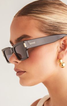 The Sara by Banbé are chunky square sunglassesAn ultra statement-maker, these oversized square sunglasses will add the wow-factor to any off-duty look. Chic Sunglasses, Black Jet, Shaped Sunglasses, Trendy Sunglasses, Cat Accessories, Nose Bridge, Anklet Jewelry, Beach Wears, Fine Jewellery Earrings