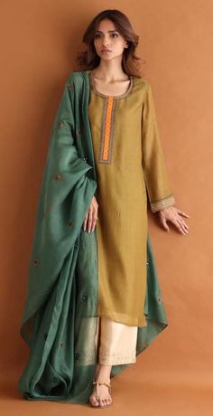 Suit Blouse, Trendy Outfits Indian, Simple Kurti Designs, Pakistani Fashion Casual, Pakistani Fancy Dresses, Pakistani Dresses Casual