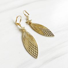 This season, glow for gold in this statement pair with trendy geometric shapes. MATERIAL: Brass CLOSURE: Gold plated leverback LENGTH: 2.6" long Turquoise Boho, Gold Statement Earrings, Chain Extenders, Brass Gold, Jewelry Case, Brushed Brass, Stone Necklace, Stone Pendants, Geometric Shapes