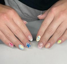 Painted Flower Nails, Starter Nails, Hawaiian Flower Nails, Hawaii Nails, Preppy Nails, Gel Nails French, Teen Nails, Hello Nails, Cute Simple Nails