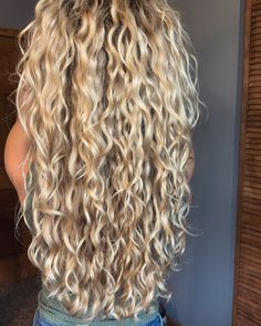 Long Curly Blonde Hair Natural, Perm On Long Blonde Hair, Long Blonde Hair Perm, Blonde Curly Hair Hairstyles, Blonde Hair Curly Natural, Golden Blonde Curls, Blonde Curly Hair With Highlights, Curly Blonde Hair Naturally