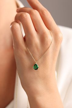 Gold Emerald Necklace, September Birthstone Necklace, Dainty Necklace Layered, Anniversary Necklace, Gifts Anniversary, Jewelry Design Earrings, Mothers Day Gifts, Emerald Necklace, Design Earrings