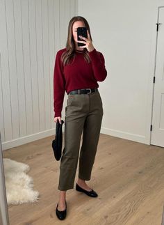 Green Pants Aesthetic, Olive Pants Outfit For Work, Womens Green Pants, Green Pants Fashion, Cropped Pants Outfit, Green Pants Women, Pants Aesthetic