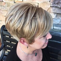 Short Bronde Hairstyle Blonde Highlights Over 50, Highlights Over 50, Bob Inversat, Blonde Bob With Bangs, Chic Short Hair, Fine Straight Hair, Stil Boho