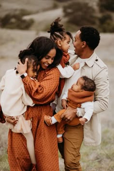 Black Family Of 5 Picture Ideas, Modest Family Pictures, Melanin Family Photoshoot, Orange Fall Family Photos, Fall Photos Black Family, Fall Inspo Family Pictures, Black Family Fall Pictures, Black Family Portrait Ideas Outdoor