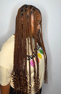 Knotless Braids With Color Curly Ends, Brown Braided Hairstyles For Black Women, Knotless Box Braids Hairstyles For Black Women, All Brown Braids, Box Braids Hairstyles Brown, Brown Hair Colors Braids, Dark Brown Knotless Braids With Curls, Brown Braids On Black Hair, Brown Knotless Box Braids Medium