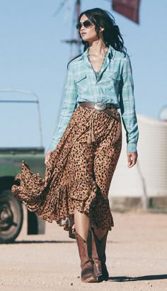 Straw Hat And Dress Outfit, Nashville Denim Skirt Outfit, Western Chic Outfits Plus Size, Western Style Outfits Cowgirl Chic, Boho Cowgirl Style Western Chic, Mode Country, Cowgirl Vibes, Stile Boho Chic